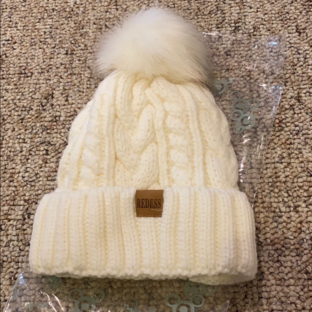 Redess White Winter Hat